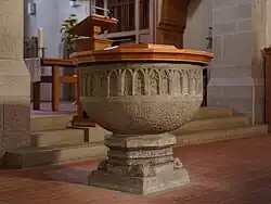 Der gotische Taufstein aus dem 13. oder 14. Jahrhundert