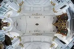 Gewölbe des Mittelschiffs mit Ober­gaden, rechts Orgel, links Altar;