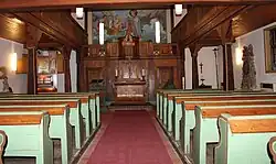 Innenansicht Altarraum mit Orgelpositiv