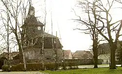 Kirche und Pfarrhaus (rechts)