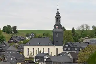 Kirche und Häuser in Wurzbach mit Schiefer gedeckt und verkleidet