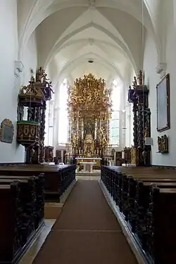 Innenraum und Kreuzrippengewölbe