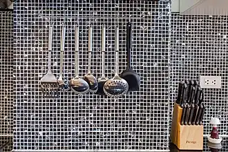 Der Spritzschutz ist visuell so unruhig, dass das Küchengerät schwer zu überschauen ist.