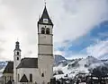 Liebfrauenkirche und Stadtpfarrkirche (hinten), im Hintergrund der Hahnenkamm