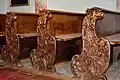 Geschnitzte Kirchenbänke