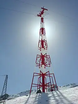 113,6 Meter hohe Seilbahnstütze der Gipfelbahn am Kitzsteinhorn.