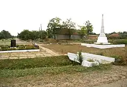 Links das sowjetische Ehrenmal für die im Zweiten Weltkrieg gefallenen Soldaten, rechts das Kriegerdenkmal von 1930