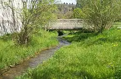 Der als natürlicher Bach gestaltete Arm (der andere Arm ist unterirdisch)