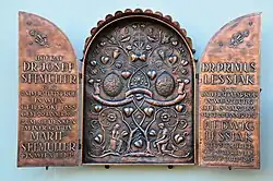 Grabtafel (Metall-Treibarbeit aus Kupferblech) für Seemüller und Lessiak (offen) an der Pfarrkirche in Sankt Martin, Klagenfurt