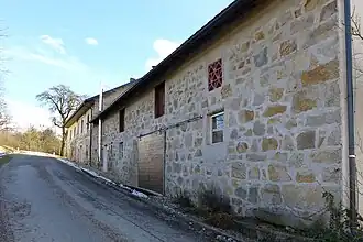 Klamhof von Nordwesten. Rechts Lagen von Steinquadern