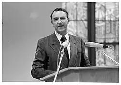 Klaus Hübner an einem Rednerpult