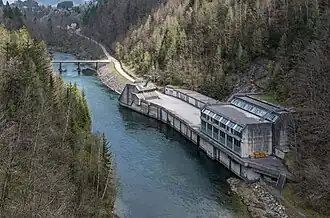 Blick von der Dammkrone auf den unteren Flussabschnitt mit dem Krafthaus