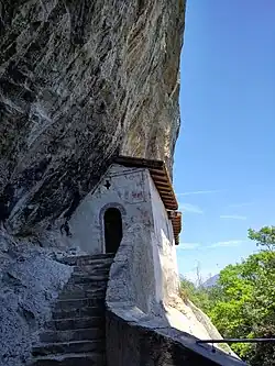 Eingang zur Klause mit Steintreppe