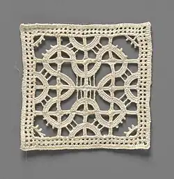 Charakteristisch für Reticella sind abstrakte geometrische Muster&nbsp;…