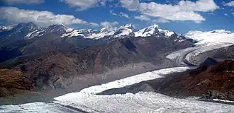 Gornergrat (in der Mitte des felsigen Rückens über dem Gornergletscher) vom Kleinen Matterhorn (Südwest), im Hintergrund die Mischabelgruppe, Alphubel, Allalin-, Rimpfisch- und Strahlhorn