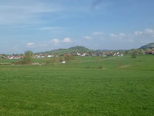 Blick von Westen auf den Grafenberg mit Kleinbettlingen im Vordergrund. Rechts der höhere Floriansberg.