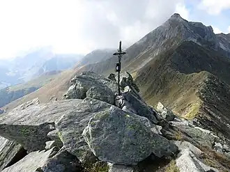 Gipfelkreuz der Kleinen Kreuzspitze, dahinter die Hohe Kreuzspitze