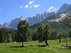 Der Kleine Ahornboden vor der Hinterautal-Vomper-Kette von der Grubenkarspitze bis zur Moserkarspitze