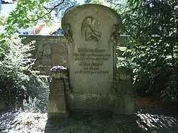 Grabstein für den Orgelbaumeister Wilhelm Sauer und seine Frau Anna Sauer geborene Bauer