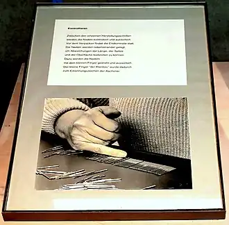 Klenkes bei der Nadelsortierung