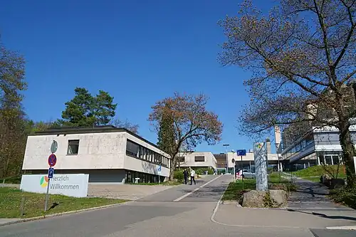 Eingangsbereich rechts und Verwaltung links