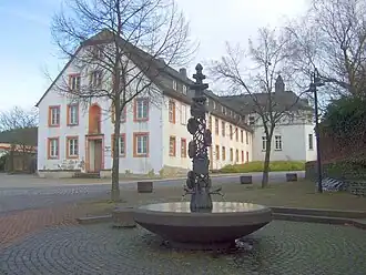 ehem. Kloster in Klausen, vorne der Marienbrunnen