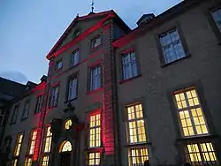 Im Dunkeln wird die Fassade des Ehrenhofs stimmungsvoll beleuchtet