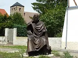 Graf-Hessi-Denkmal vor dem Kloster Wendhusen mit der Andreaskirche