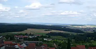Blick über Burgholz bei Kirchhain zum bis 635,5&nbsp;m hohen Knüll nebst Südausläufer Rimberg (591,8&nbsp;m; rechts hinter den Windkraftanlagen)