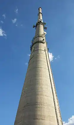 BTS an einem Schornstein.