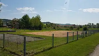 Ein Beachvolleyballfeld und Spielplatz nebenan