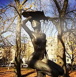 Kniende Dame auf dem Ostseeplatz Berlin