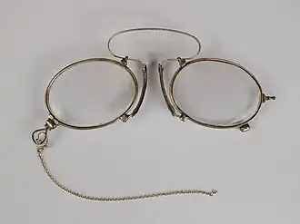 Typische „C–Steg“ Kneiferform, Faltbar