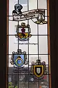 Wappen der Enzberger (mit Schriftzug „unter Schirmvögte begütert bis 1370“) in Knittlingen, Rathaus