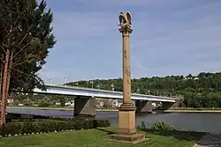 Nachbau des Brückenmonuments mit der Pfaffendorfer Brücke dahinter