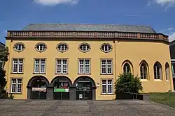 Der Südflügel des ehemaligen Leyenschen Hofs mit der St.-Jakobus-Kapelle (rechts)