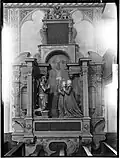 Grabdenkmal für Wolf Conrad Greck († 1598) und seine beiden Frauen Sibylle von Gemmingen († 1567) und Amalie Altdorf gen. Wolfschlag († 1588), im Chorraum der Kirche, zerstört im Zweiten Weltkrieg, Foto um 1900