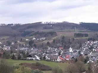 Der Kohlberg von Südosten. Im Vordergrund das Ortszentrum Neuenrades