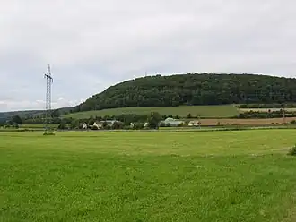 Blick über Kohlmühle (Ortsteil von Treuchtlingen) westnordwestwärts zum Nagelberg