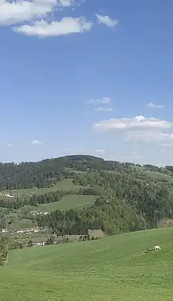 Blick vom Reinthalerhof nach Osten auf den Hochkogel. Im Tal davor sieht man Häuser des zu Bärnbach gehörenden Teiles des Ortes Afling.
