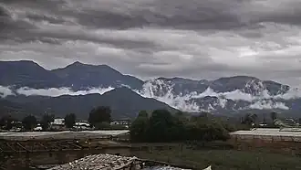 Blick über die Gewächshäuser auf das Psiloritis-Gebirge