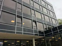 Die Vorderseite des Hauptgebäudes des Kollegiums Heilig Kreuz