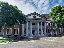 rotes Gebäude mit weißen Säulen