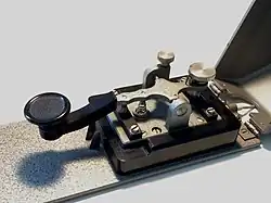 Die kommerzielle Taste in der Ausführung „Bund“, Lackierung Hammerschlag, grau, ca. 1960