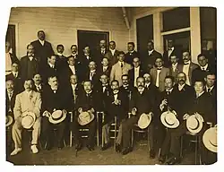 Komura und Takahira, mit Zeitungsleuten