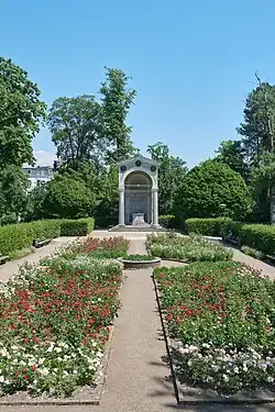 Kongress-denkmal mit Rosengarten
