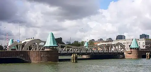 Blick nach West auf die geschlossene Klappbrücke, 2011