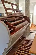 Spieltisch der Orgel