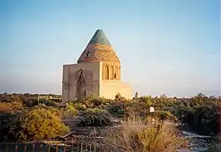 Sultan-Tekisch-Mausoleum (rechts im Hintergrund das „Il-Arslan-Mausoleum“)