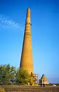 Qutlugh-Timur-Minarett (rechts im Hintergrund das Tekisch-Mausoleum)